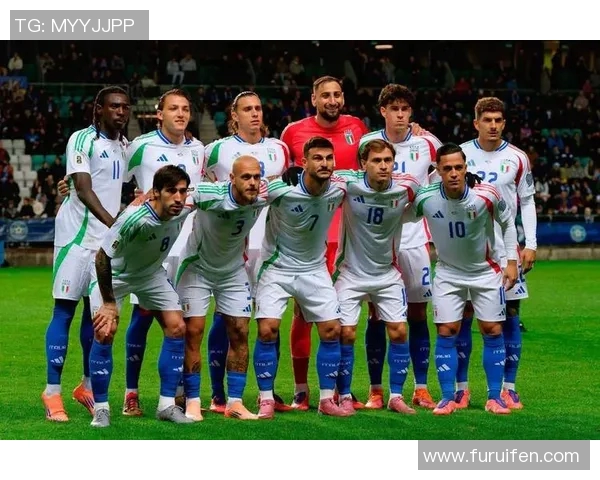 足球巨星霸气姿态壁纸精选 激燃赛场风采尽显英雄本色